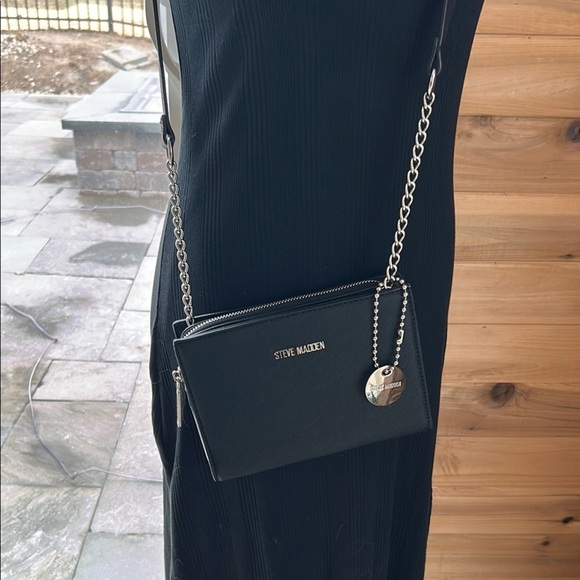 Steve Madden black crossbody leather wallet with silver hardware chain - Picture 1 of 9